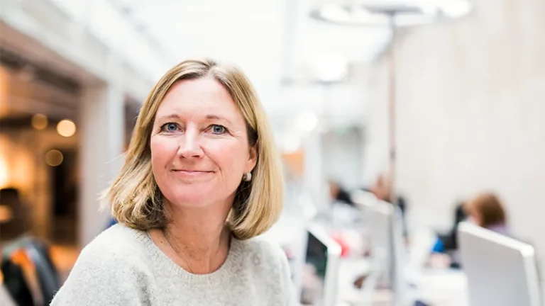 Kvinnenlig ansatt svarer på spørsmål og svar til Oslo Webdesign AS